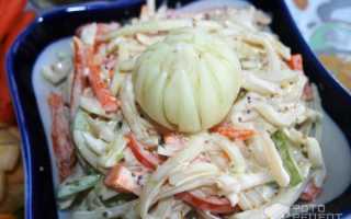 Рецепт салат с кальмарами и маринованным луком