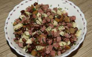 Салат из копченой колбасы кукурузы и сухариков рецепт