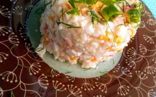 Рецепт салата из помидор и крабовых палочек и сыра