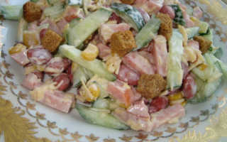 Салат с колбасой и сухариками и фасолью и кукурузой рецепт