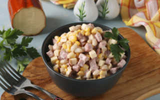 Салат с фасолью кукурузой и сухариками и колбасой рецепт с фото