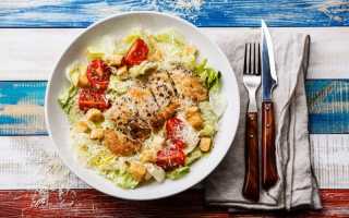 Простой салат цезарь с курицей и сухариками рецепт