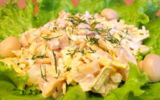 Салат с курицей и омлетом и грибами рецепт с фото