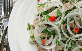 Рецепт салата с маринованным луком и мясом