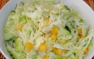 Салат из свежей капусты с огурцом и кукурузой рецепт